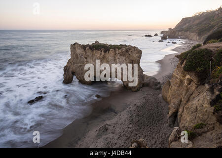 Après le coucher du soleil Vue d'El Matador State Beach à Malibu en Californie. Banque D'Images