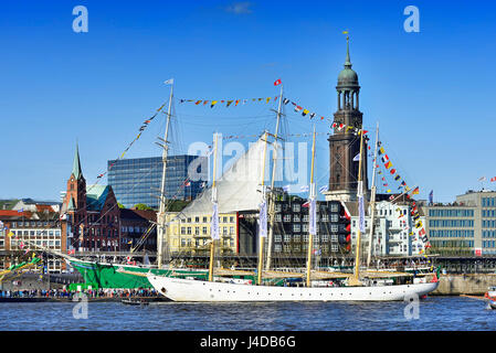 Défilé de fin pour l'anniversaire du port par les portugais à l'école de voile de bateau Santa Maria Manuela à Hambourg, Allemagne, Europe, zum Hafengebu Einlaufparade Banque D'Images