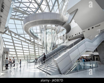 Vue de l'intérieur de l'entrée avec escalier, bien la gravité et l'escalator. Musée des Confluences, Lyon, France. Architecte : Coop Himmelb(l)au, 2014. Banque D'Images