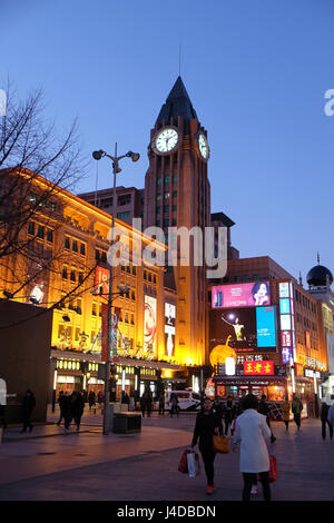 Tour de l'horloge sur la rue Wangfujing shopping dans le centre de Pékin. Banque D'Images