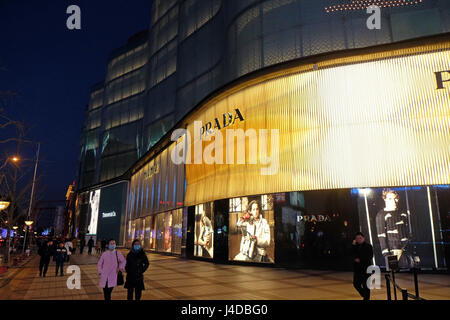 Prada flagship store à l'extérieur nuit à Beijing, Chine Banque D'Images