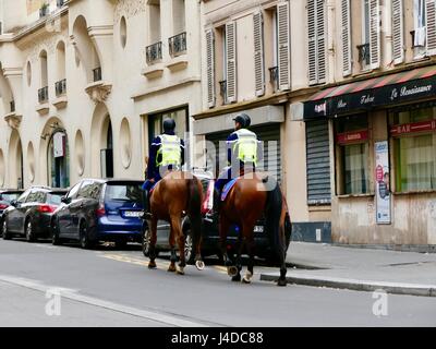 Deux gendarmes, policiers armés, de l'équitation jusqu'à la rue en patrouille, rue Championnet, 18ème arrondissement, Paris, France. Mai 2017 Banque D'Images