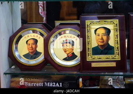 Des photographies de Le président Mao Zedong en vitrine de la zone commerçante piétonne de la rue Wangfujing à Beijing, Chine Banque D'Images