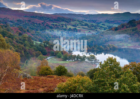 Une vue sur l'eau de mousse blanche Rydal, Commune du Parc National de Lake District, Cumbria, Angleterre, Royaume-Uni, Europe. Banque D'Images