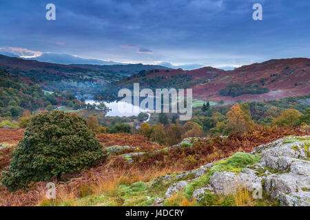 Une vue sur l'eau de mousse blanche Rydal, Commune du Parc National de Lake District, Cumbria, Angleterre, Royaume-Uni, Europe. Banque D'Images