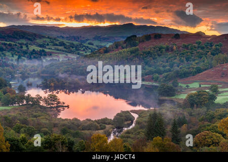 Une vue sur l'eau de mousse blanche Rydal, Commune du Parc National de Lake District, Cumbria, Angleterre, Royaume-Uni, Europe. Banque D'Images