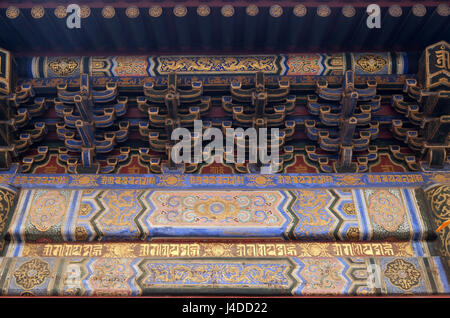 Plafond à la décoration colorée du Temple Yonghe Lama à Beijing, Chine, le 25 février 2016. Banque D'Images