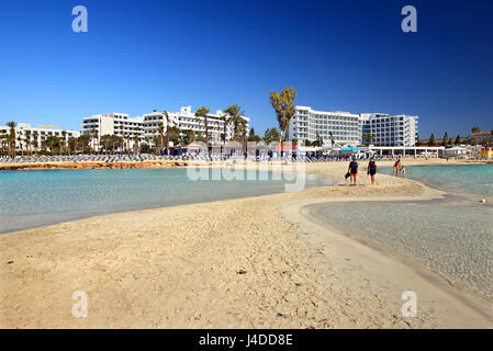 Célèbre la plage de Nissi, près de Agia Napa, district de Famagouste (Ammochostos), Chypre. Banque D'Images