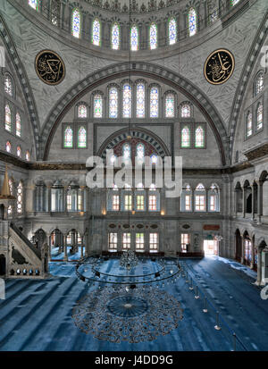 Intérieur de la mosquée Nuruosmaniye, une mosquée de style baroque ottoman terminée en 1755, avec un immense dôme et de nombreux vitraux de couleur situé dans S Banque D'Images