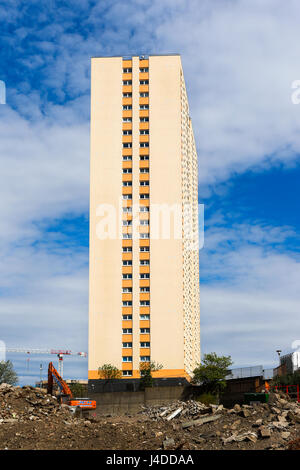 Bloc de hi-rise appartements sur le point d'être démoli et seule dans les décombres d'autres démolitions, Glasgow, Ecosse Banque D'Images