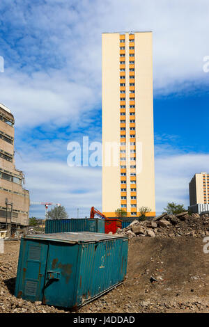 Bloc de hi-rise appartements sur le point d'être démoli et seule dans les décombres d'autres démolitions, Glasgow, Ecosse Banque D'Images