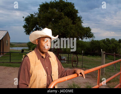 African American cowboy sourire et rire. Banque D'Images