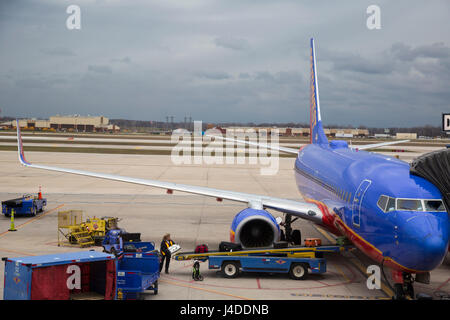 Detroit, Michigan - une femme bagages charges sur un avion Southwest Airlines à l'aéroport Detroit Metro. Banque D'Images