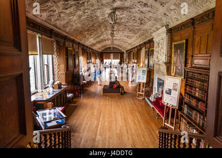 La longue galerie Bibliothèque, Lanhydrock, Bodmin, Cornwall. Banque D'Images