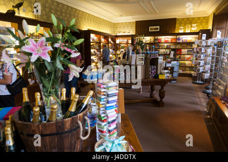 Intérieur de la boutique/boutique de souvenirs à Lanhydrock, Fowey, Cornwall, UK. (70) Banque D'Images