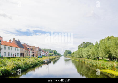 Paysage de polders avec canal par Dame en Belgique Banque D'Images