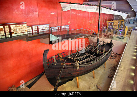 Le Kyrenia II shiip, réplique exacte d'un ancien navire grec du 4ème siècle avant J.-C. dans Thalassa Musée Municipal, Ayia Napa, Chypre. Banque D'Images