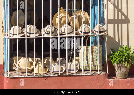 Chapeaux cubains exposés à la vente en deux lignes dans une zone de la fenêtre dans le cadre de l''UNESCO, Trinidad, Cuba Banque D'Images