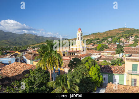 Clocher emblématique et toits de tuiles rouges au-dessous de Loma de la Vigia hill à Trinidad, Cuba Banque D'Images