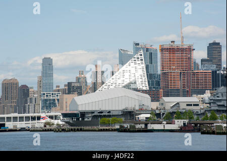 Quelques pâtés de maison au nord de l'Intrepid Sea, Air & Space Museum, un immeuble de 43 étages à 625 W 57th St. a été conçu par l'avant-garde danoise archit Banque D'Images