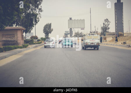 Le Caire, Egypte, 6 mai 2017 : vue sur le trafic routier au Caire ismaileya desert road Banque D'Images