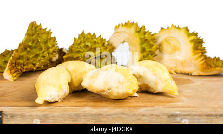 Durian fruit pelées avec peel sur une planche en bois Banque D'Images