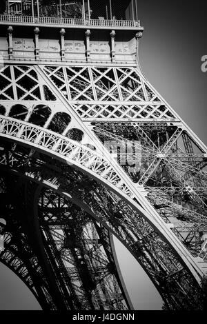 La structure en acier de la Tour Eiffel dans le centre de Paris, en France. Banque D'Images