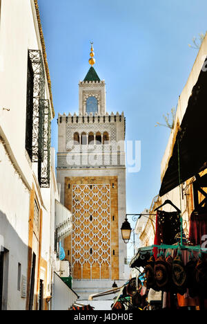 Mosquée mosquée Jamaa Ez Zitouna dans la Médina de la ville de Tunis, en Tunisie, l'Afrique Banque D'Images