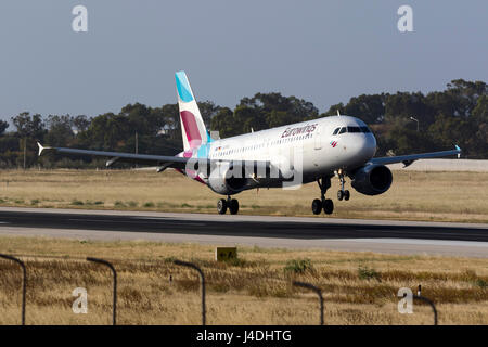 Eurowings Airbus [D-ABNE320-214] une piste d'atterrissage 31. Air Berlin ex avion. Banque D'Images