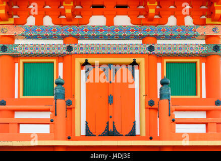 Close up détails de l'architecture japonaise sur la porte et windows à un bâtiment dans le temple Shinto, Kyoto, Japon Banque D'Images