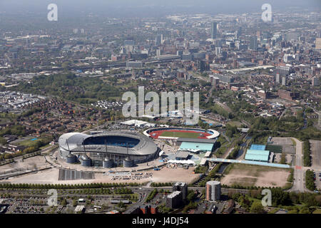 Vue aérienne de Manchester City FC stade Etihad avec centre-ville en arrière-plan Banque D'Images