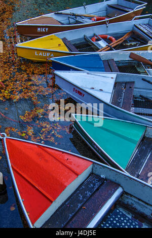 Barques colorées dans un lac en Italie Banque D'Images