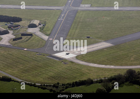 Vue aérienne d'un avion de combat Tornado sur la piste sur le point de décollage à RAF Leeming, North Yorkshire, UK Banque D'Images