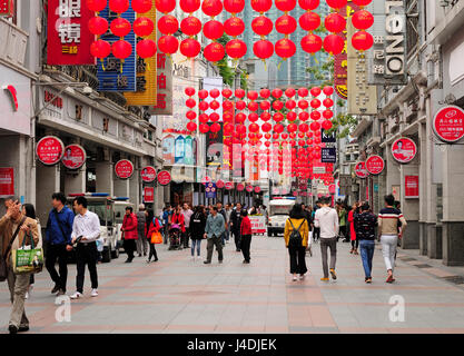 14 mars, 2017. Guangzhou, Chine. Les touristes chinois sur Shang Xia Jiu rue piétonne du quartier de Xiguan dans la ville de Guangzhou en Chine. Banque D'Images