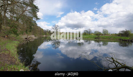 River Bend avec reflet de ciel nuageux. Warta river en Pologne. Banque D'Images