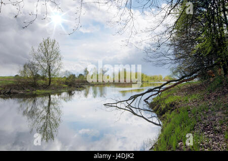 River Bend avec reflet de ciel nuageux. Warta river en Pologne. Banque D'Images