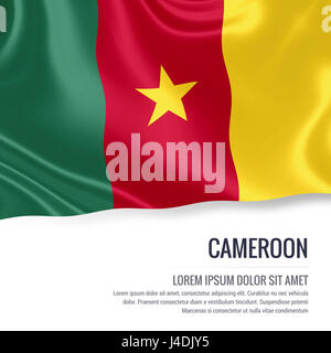 Drapeau soyeux du Cameroun forme sur un fond blanc avec le texte en blanc pour votre message publicitaire. Le rendu 3D. Banque D'Images