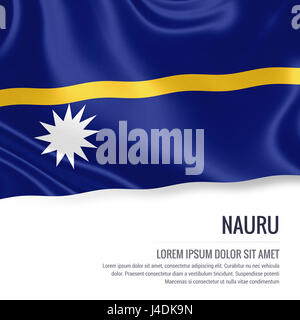 Drapeau soyeux de Nauru forme sur un fond blanc avec le texte en blanc pour votre message publicitaire. Le rendu 3D. Banque D'Images