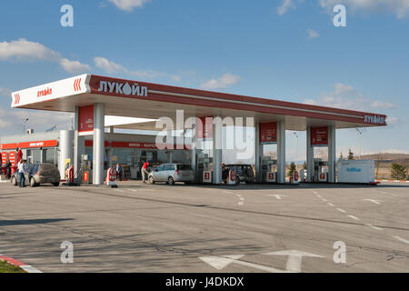 PLOVDIV, BULGARIE - février 11, 2015 : Lukoil station essence sur l'autoroute E80 près de Plovdiv. Lukoil est l'un des plus grands producteurs mondiaux de pétrole, il est Banque D'Images