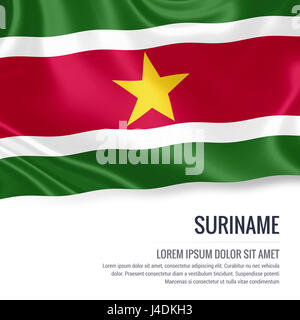 Drapeau soyeux du Suriname forme sur un fond blanc avec le texte en blanc pour votre message publicitaire. Le rendu 3D. Banque D'Images
