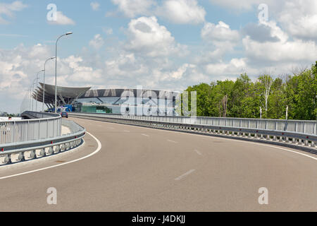 BORYSPIL, UKRAINE - le 13 mai 2016 : Route de l'Aéroport International Boryspil la borne D. C'est le plus grand aéroport du pays, desservant plus de 8 millions d'passeng Banque D'Images