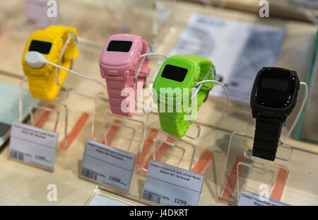 KIEV, UKRAINE - le 07 avril 2017 : société chinoise Nomi montres intelligentes pour les enfants stand au 2ème Salon International des véhicules électriques et hybrides Banque D'Images