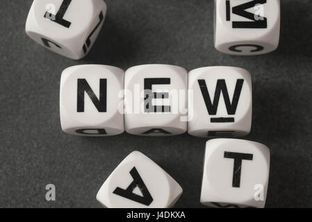 Mot nouveau sur white cubes jouet Banque D'Images