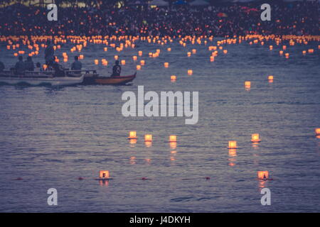 Honolulu, Hawaii, USA - 30 mai 2016 : Memorial Day Festival flottante lanterne tenue à Ala Moana Beach pour honorer un être cher décédé. Banque D'Images