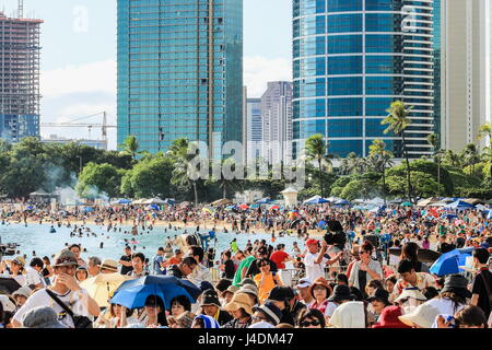 Honolulu, Hawaii, USA - 30 mai 2016 : Memorial Day Festival flottante lanterne tenue à Ala Moana Beach pour honorer un être cher décédé. Banque D'Images