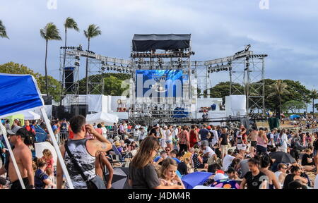 Honolulu, Hawaii, USA - 30 mai 2016 : Memorial Day Festival flottante lanterne tenue à Ala Moana Beach pour honorer un être cher décédé. Banque D'Images