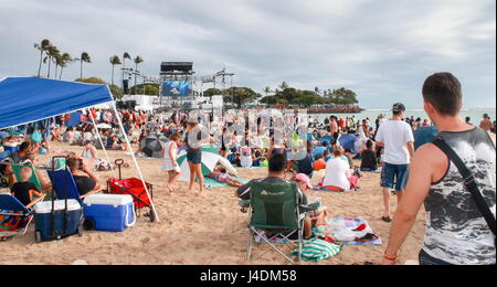 Honolulu, Hawaii, USA - 30 mai 2016 : Memorial Day Festival flottante lanterne tenue à Ala Moana Beach pour honorer un être cher décédé. Banque D'Images