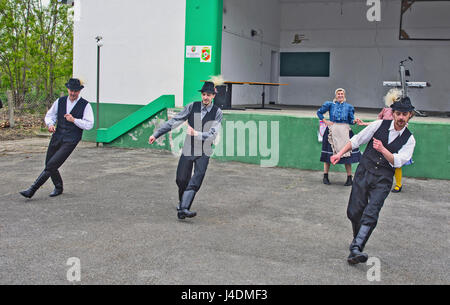 - Zrenjanin Zrenjanin, Serbie, le 22 avril 2017. Danse hongroise comme un prélude à l'événement 'Hongrie' le mariage traditionnel. Banque D'Images