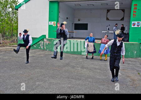 - Zrenjanin Zrenjanin, Serbie, le 22 avril 2017. Danse hongroise comme un prélude à l'événement 'Hongrie' le mariage traditionnel. Banque D'Images