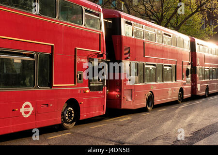 Les bus rouges trois dans la circulation,Londres,Angleterre Banque D'Images